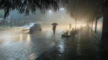 المركز الوطني للأرصاد: أمطار رعدية غزيرة تؤدي إلى جريان السيول في مناطق بالمملكة احذر من الطقس غدا